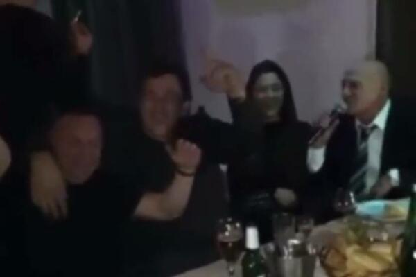 ĐANI RAZBIJA TANJIRE, DOK GA ŠABAN GAĐA U DUŠU! Ovakav sevdah je samo pokojni kralj mogao da napravi! (VIDEO)