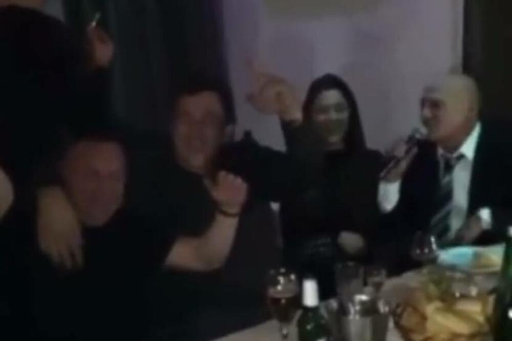 ĐANI RAZBIJA TANJIRE, DOK GA ŠABAN GAĐA U DUŠU! Ovakav sevdah je samo pokojni kralj mogao da napravi! (VIDEO)