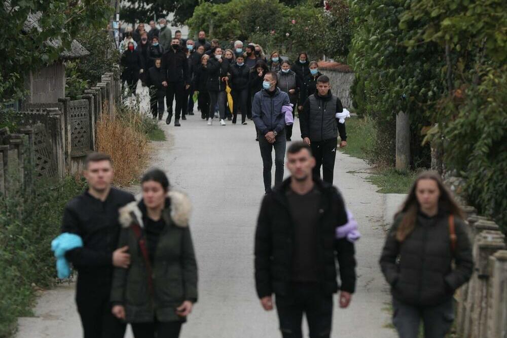 KOMŠIJE SUMNJIČAVE ZBOG DŽONIĆEVOG PONAŠANJA! Jedan meštanin otkrio šta mu je Goran rekao na SAHRANI