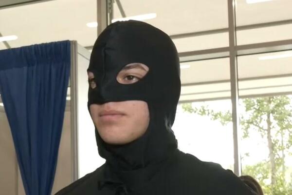 BETMEN DOŠAO DA SE VAKCINIŠE! Novi punkt za vakcinaciju posetio jedan od omiljenih dečjih likova (VIDEO)