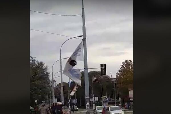 OTKAČILA SE REKLAMA NA NOVOM BEOGRADU! Pravi veliku POMETNJU u saobraćaju, a na PROMETNOJ je raskrsnici! (VIDEO)