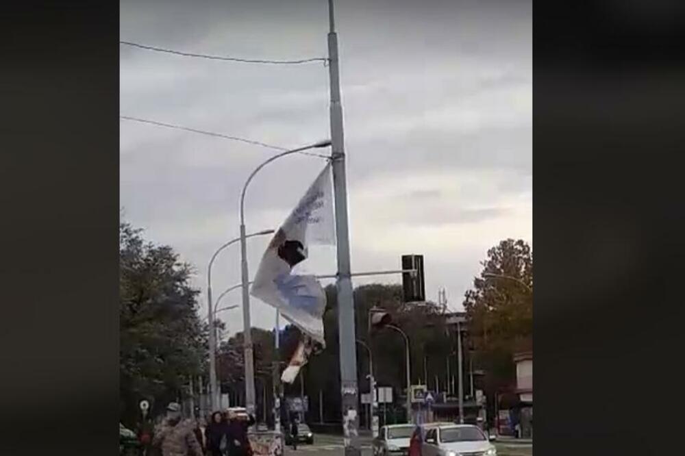 OTKAČILA SE REKLAMA NA NOVOM BEOGRADU! Pravi veliku POMETNJU u saobraćaju, a na PROMETNOJ je raskrsnici! (VIDEO)