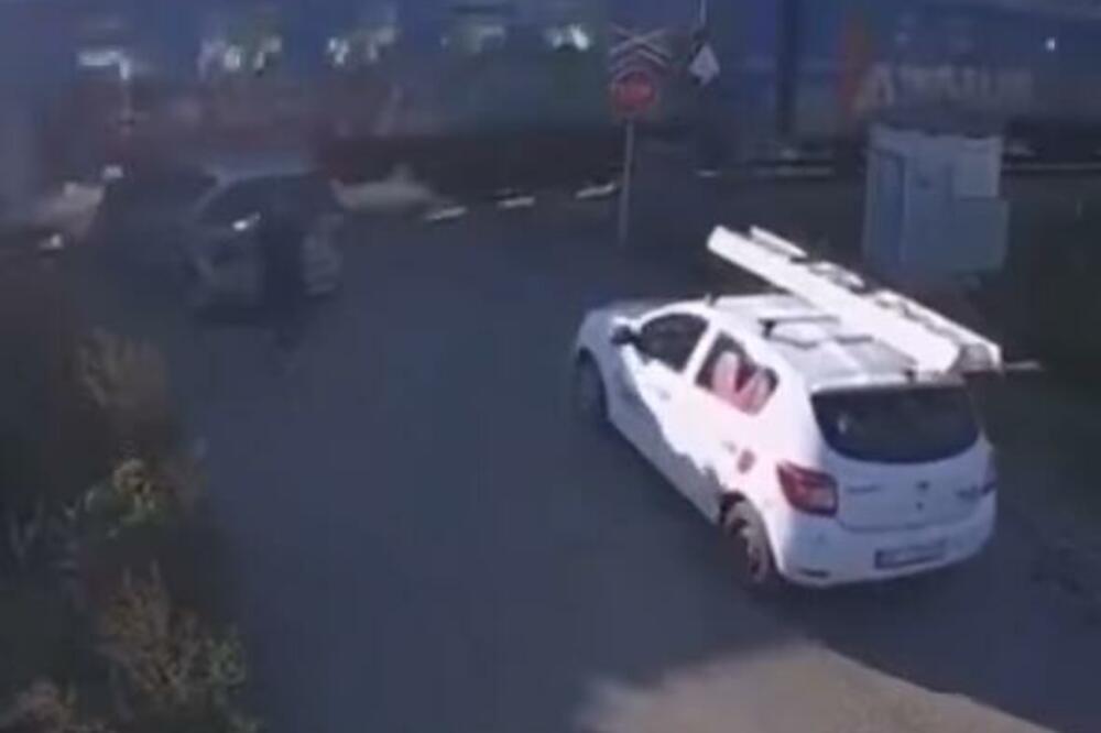 IMAO JE VIŠE SREĆE NEGO PAMETI, ZA DLAKU IZBEGAO SMRT NA PRUZI U VREOCIMA: Pogledajte kakav je selfi napravio vozač