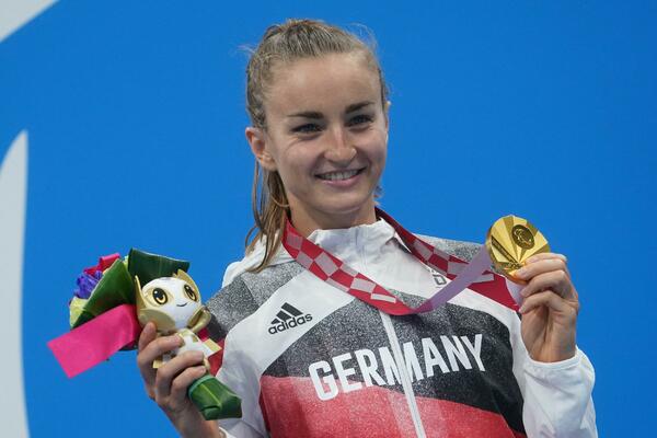 SKINULA SE GOLA ZA PLEJBOJ, MUSLIMANKSI DEO PORODICE JE SE ODREKAO: Plivačica se ni najmanje ne kaje! (VIDEO)