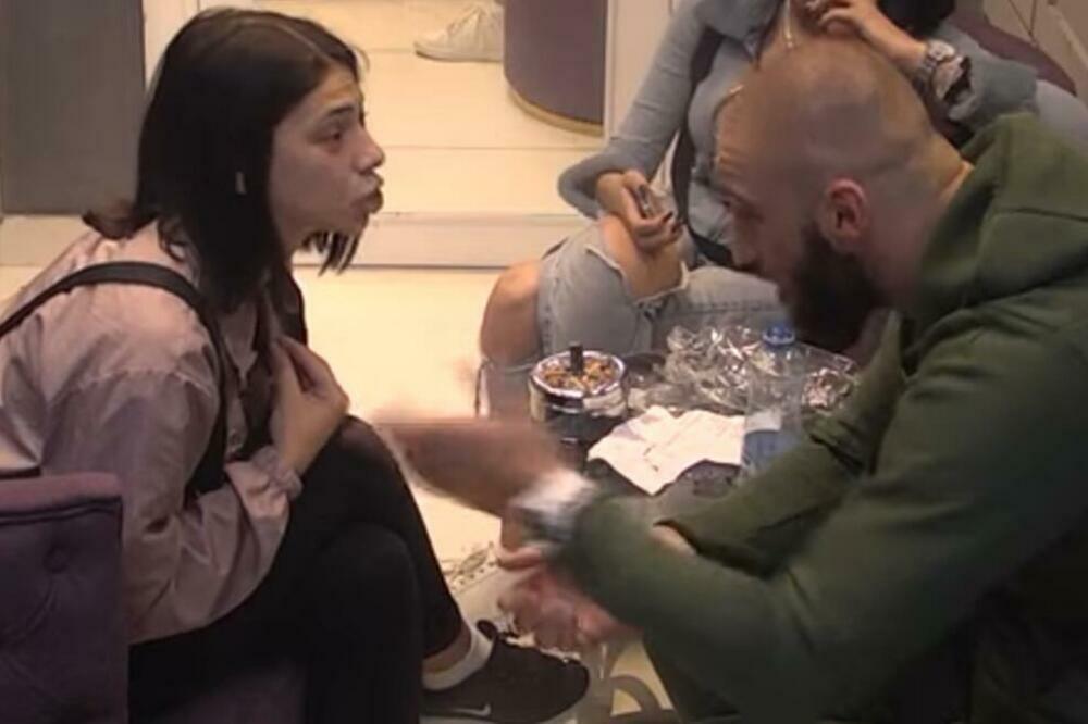 "OVA DEVOJKA JE MONSTRUM!" Mensur URLAO na Milicu, pa zaratio sa JOŠ JEDNOM DEVOJKOM! (VIDEO)