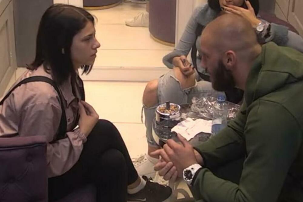 ŽESTOKO DA ŽEŠĆE NE MOŽE! Voditelj najsurovije isprozivao maloletnu Milicu: "Klekni da te..."