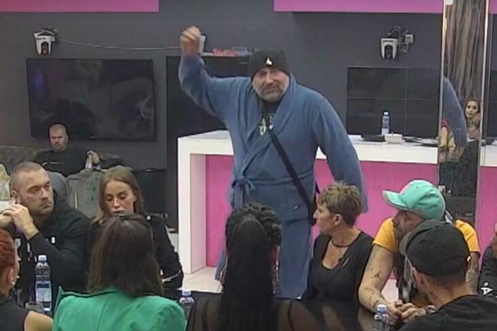 MIKIJU POZLILO USRED EMISIJE! SKOČIO I PREKINUO PROGRAM, MOLIO ZA LEKARSKU POMOĆ!