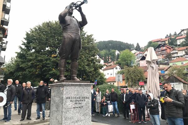 PONOSAN SAM ŠTO SAM NJEGOV SIN: Otkriven spomenik Mići, jednom od najvećih trubača Srbije u rodnom Užicu (FOTO)