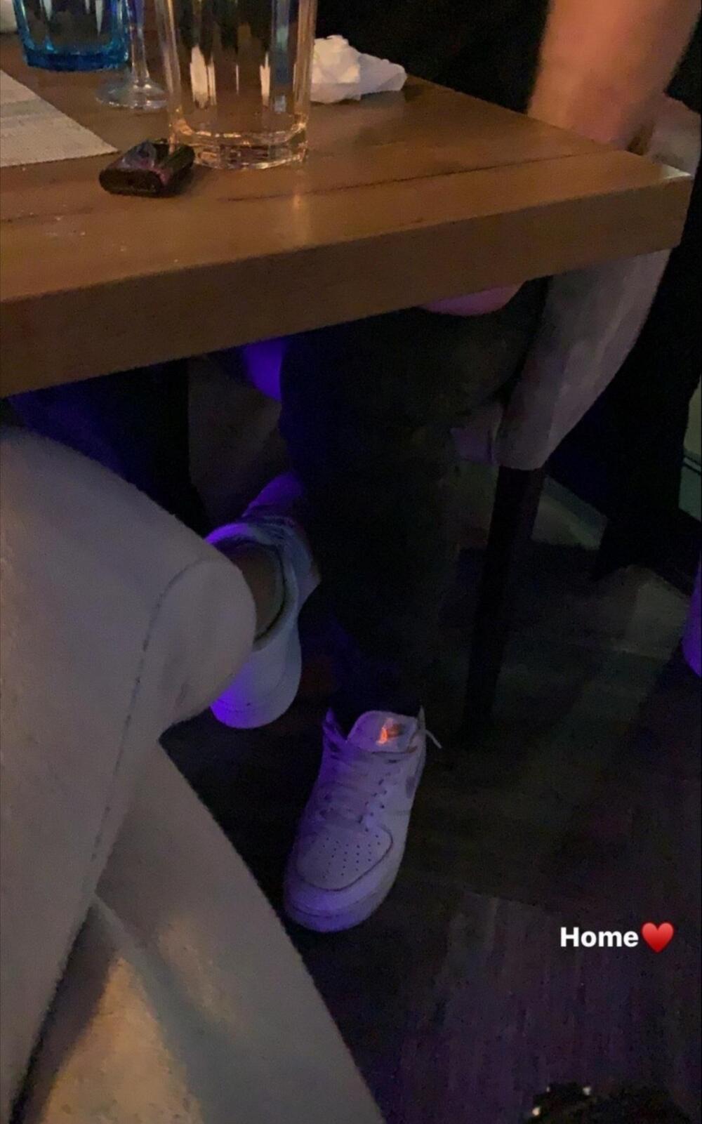 Gastoz i Ana u kafiću ispod njegovog stana