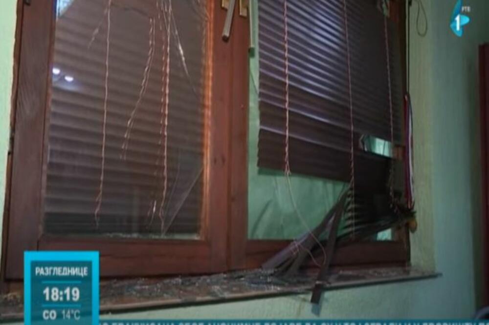 POLUPANI PROZORI, STRAŠNI PRIZORI: Ovako izgledaju kuće u Apatinu na koje su bačene bombe (VIDEO)