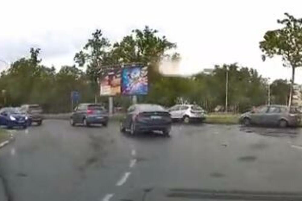 ZAPANJUJUĆI SNIMAK SA NOVOG BEOGRADA: Vozači nisu verovali šta se radi nasred kružnog toka! (VIDEO)