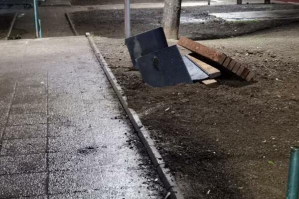 BAHATOST! Automobilom uništio deo PARKIĆA! Ovo je neviđen bezobrazluk i drskost (FOTO)