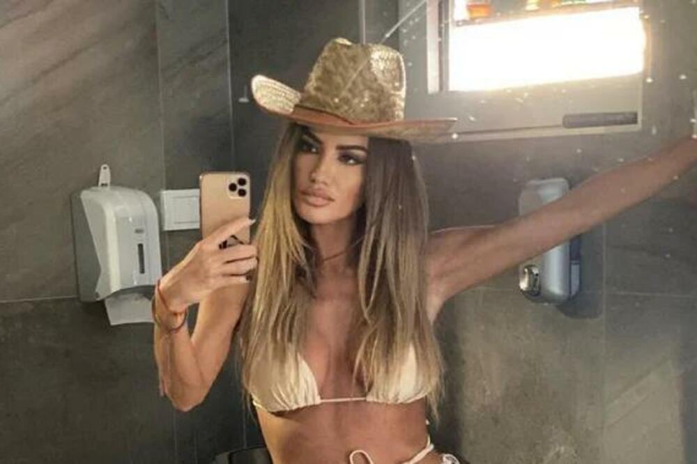 BOMBETINA! MODELSICA SINDI POKAZALA VRELO TELO IZ SVIH UGLOVA: Na izgledu bi joj pozavidele i MLAĐE od nje! (FOTO)