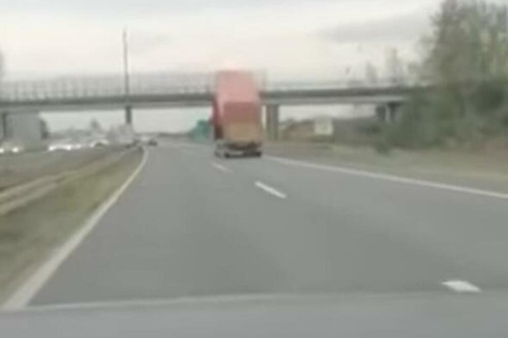 NESREĆA NA AUTO-PUTU A3: Kamion u punoj BRZINI udario u NADVOŽNJAK (VIDEO)