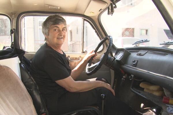 NOVOVAROŠKI FLOJD: Ova baka skoro 40 godina krstari kroz Srbiju svojim "FIĆOM" (FOTO)