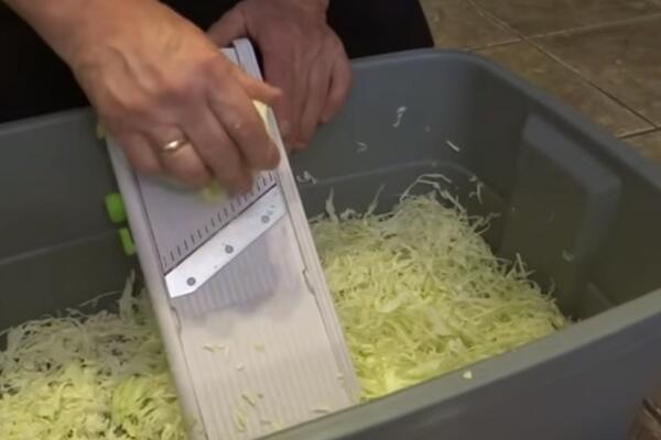 KAFANSKA KUPUS SALATA! Evo kako se sprema salata od kupusa kao u restoranu (RECEPT)