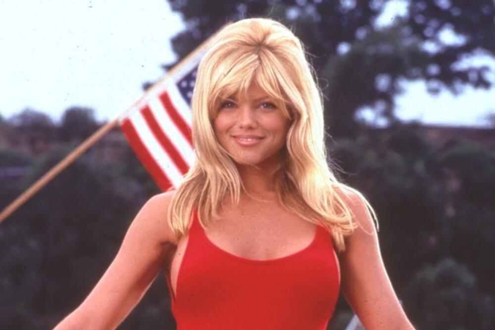 GLUMICA U NIKADA BEZOBRAZNIJEM IZDANJU! Isturila svoje VANSERIJSKE GRUDI PRED SVIMA: Bože, kolike su, UH! (FOTO)