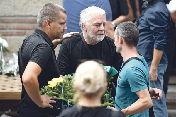 "IDEM NA STEFANOV GROB DOK SE VOZAČ BRANI KAKO ŽELI, BESAN SAM"! Deda nastradalog dečaka na Karaburmi OČAJAN