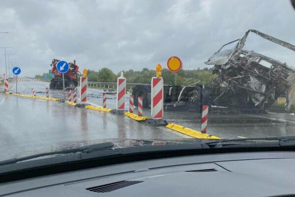 STRAŠNA NESREĆA NA OSTRUŽNIČKOM MOSTU, SUDARILA SE 2 KAMIONA PA SE ZAPALILA! Očevici tvrde da ima POGINULIH (FOTO)