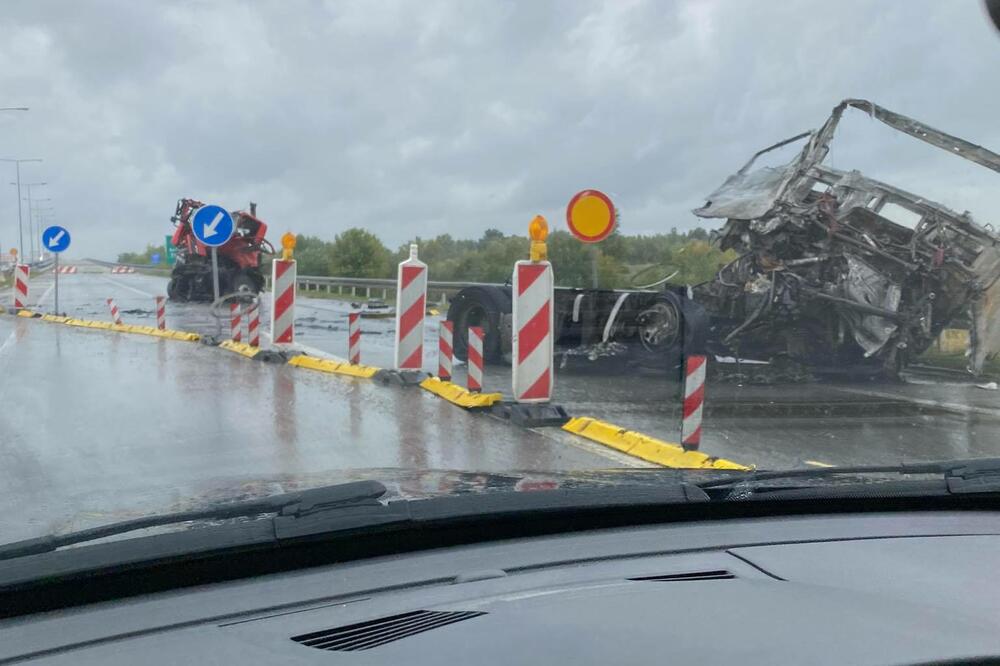 STRAŠNA NESREĆA NA OSTRUŽNIČKOM MOSTU, SUDARILA SE 2 KAMIONA PA SE ZAPALILA! Očevici tvrde da ima POGINULIH (FOTO)