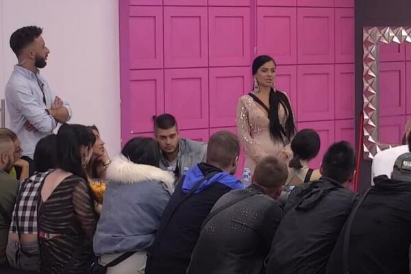 KAKVA BLAMČINA! Zadrugarka NE ZNA DA OLJUŠTI POMORANDŽU, tražila pomoć da bi JELA! (VIDEO)