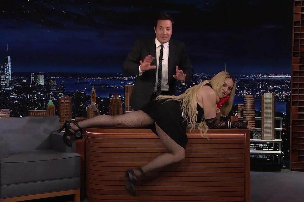 MADONA IMA 63 GODINA, LEGNE NA STO U EMISIJI I PODIGNE SUKNJU! Srozala sebe sramnim ponašanjem, skandal decenije!