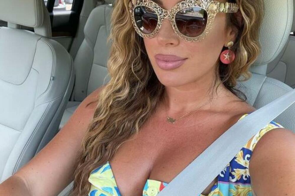 ŠOK! SRPSKU VODITELJKU MUŽ HVATAO ZA GRUDI PRED GOSTIMA: Baš ima NEVALJALOG supruga! (VIDEO)