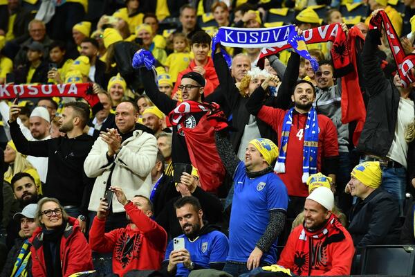 SKANDAL U ŠVEDSKOJ: Gostujući navijači poslali poruku: ,,Kosovo je Albanija!" (FOTO)