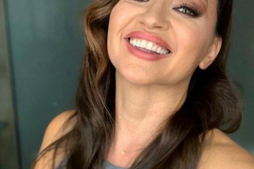 NINA BADRIĆ OTVORILA PROFIL NA APLIKACIJI ZA MUVANJE: Niko joj ne veruje da je to ona!