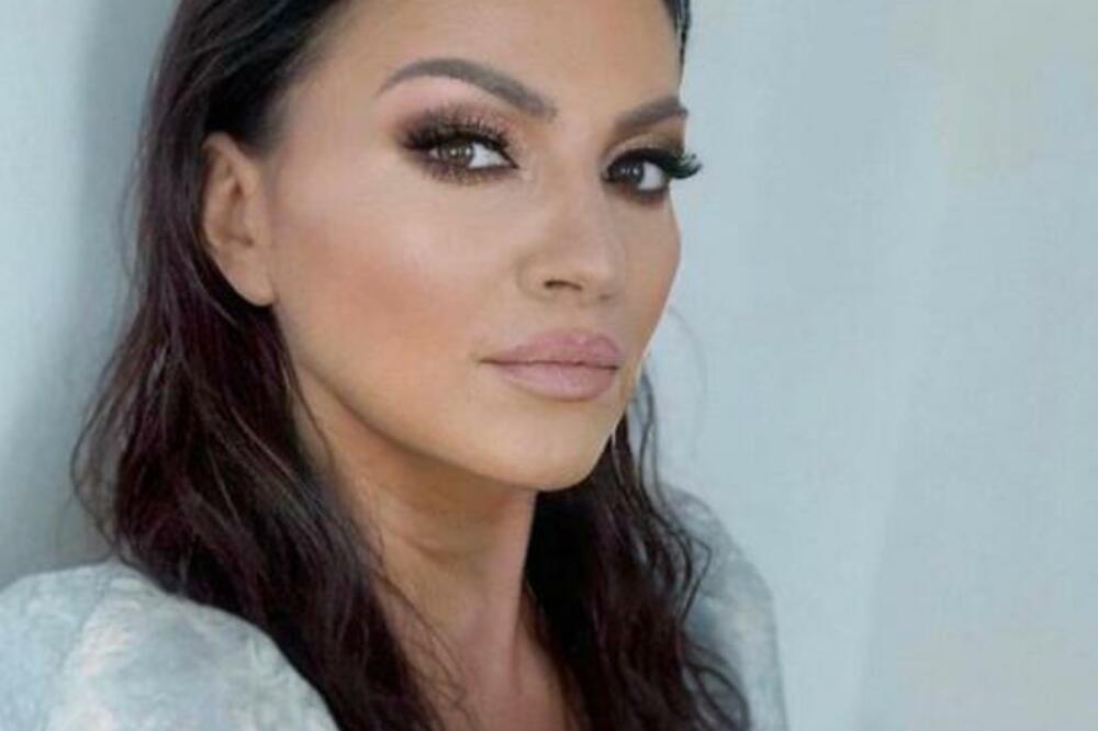 NINA BADRIĆ POKAZALA VITKE NOGE I ODUŠEVILA PRATIOCE: Umalo da zaboravimo koliko je pevačica ZGODNA! (FOTO)