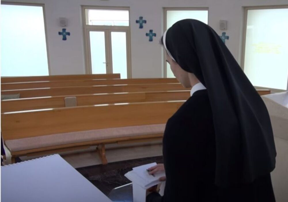 Bivša monahinja Glorija Brancijani danas je prvi put javno izjavila da ju je Rupnik naterao na trojku sa njim i još jednom monahinjom u Sloveniji i da je to pravdao svojom privrženošću Svetoj Trojici.