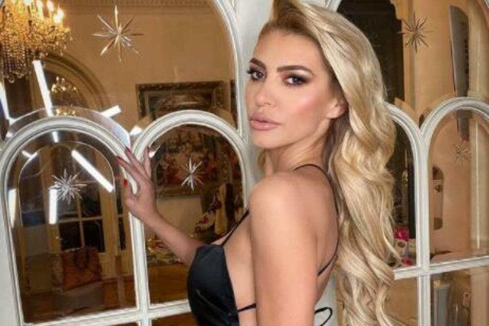 OTIŠLA NA PLANINU, SKINULA SE I POKAZALA BUJNE GRUDI: Žena našeg fudbalera ŽIVA VATRA, KAKVO TELO! (FOTO)