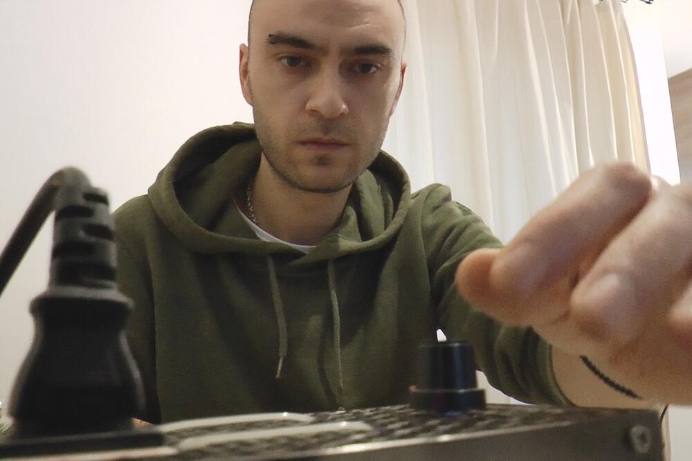 IVAN JE SPOJIO VATRU I DRVO I OSVOJIO JE SVET: Njegovi radovi su završili kod Majk Tajsona i Snup Doga (FOTO)