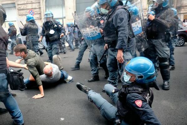 HILJADE LJUDI NA ULICAMA ITALIJE ZBOG KOVID PROPUSNICA: Sukobi i provale na sve strane! (FOTO GALERIJA)