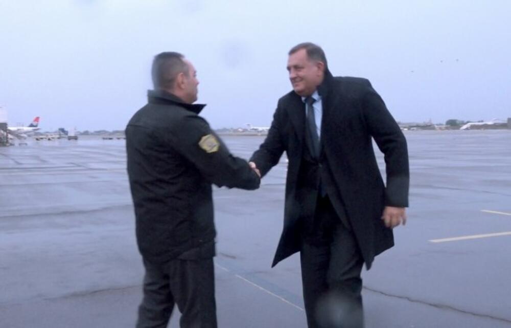Vulin i Dodik na aerodromu