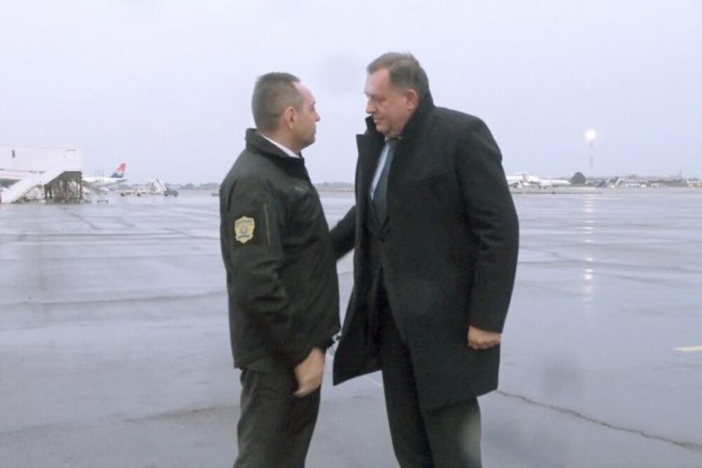 Ministar Vulin dočekao Dodika na beogradskom aerodromu (FOTO)