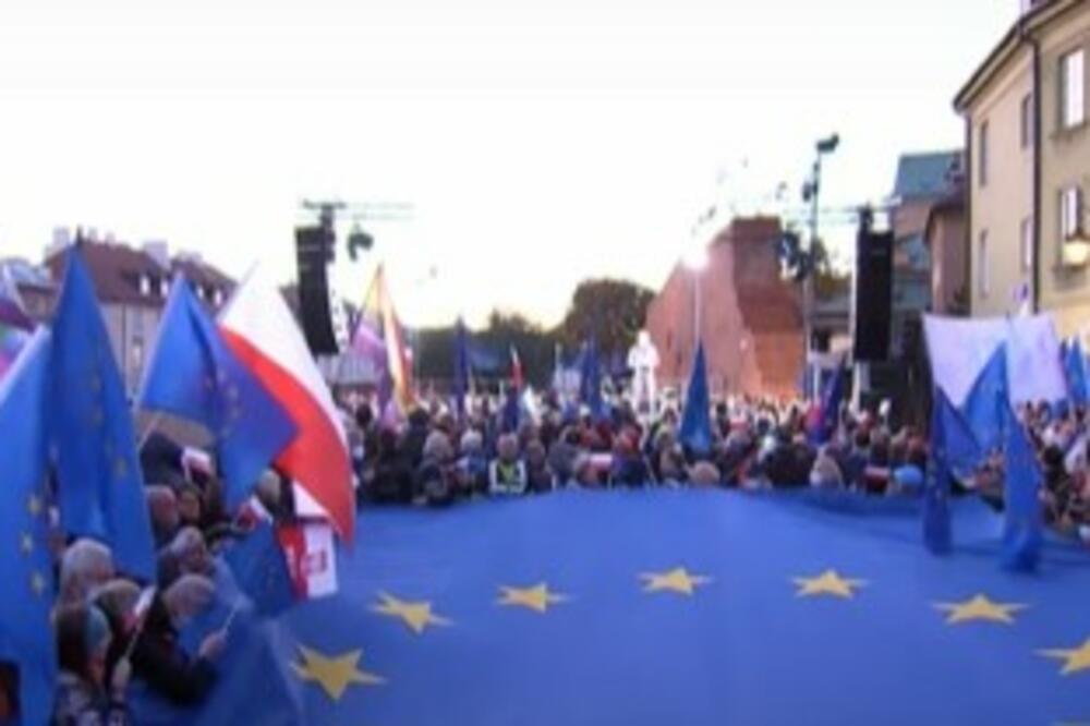 VIŠE OD 100.000 DEMONSTRANATA U POLJSKOJ! Izašli na ulice kako bi podržali EU
