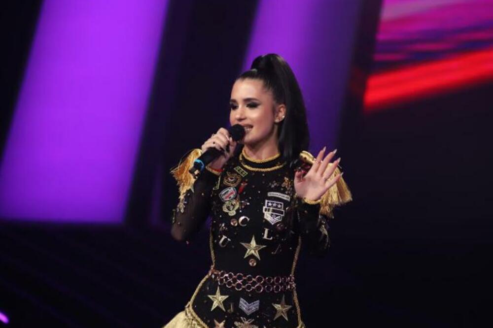 ONA JE PREŠIŠALA I POBEDNIKA ZVEZDE GRANDA PO BROJU PREGLEDA NA PESMI: Ima samo 16 godina, a već podigla PRAŠINU!