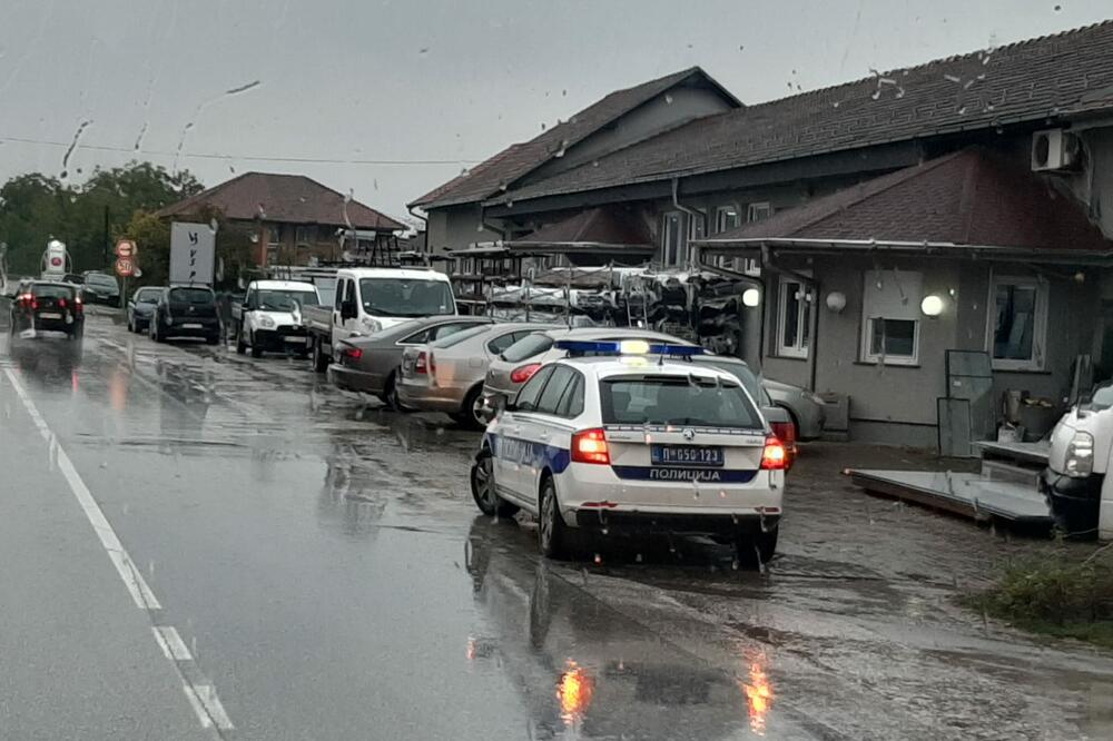 HOROR KOD SOMBORA: Poginula žena, automobil se zakucao u DALEKOVOD
