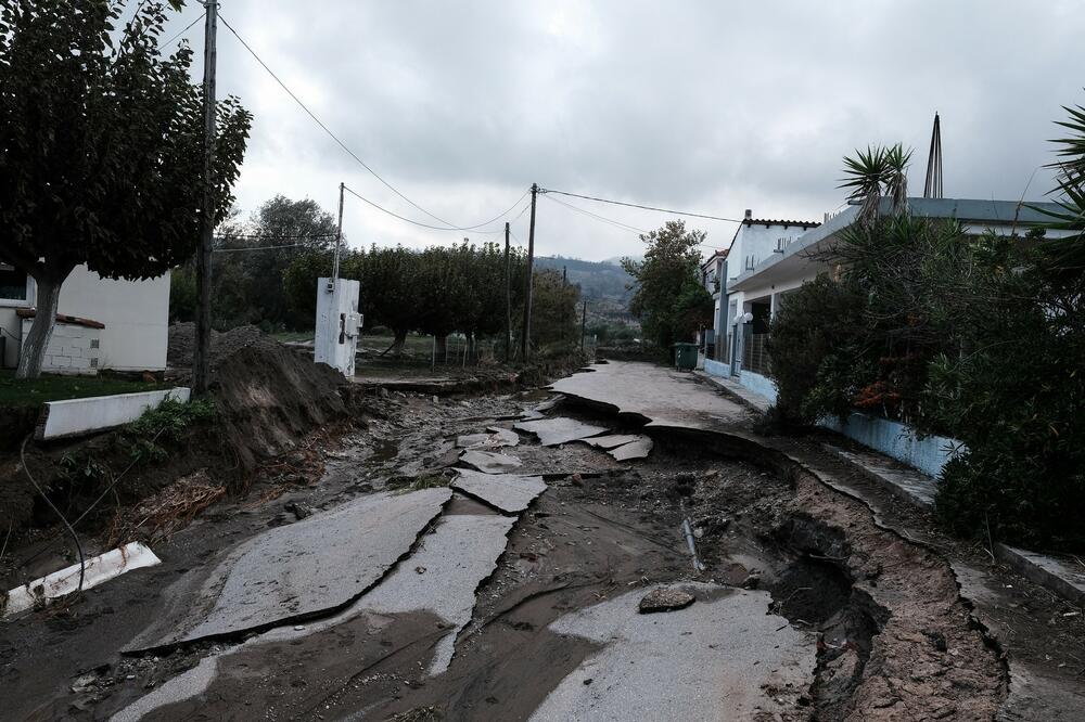 TRESLO SE GRČKO OSTRVO EVIJA: Jak zemljotres osetio se i na Atici!