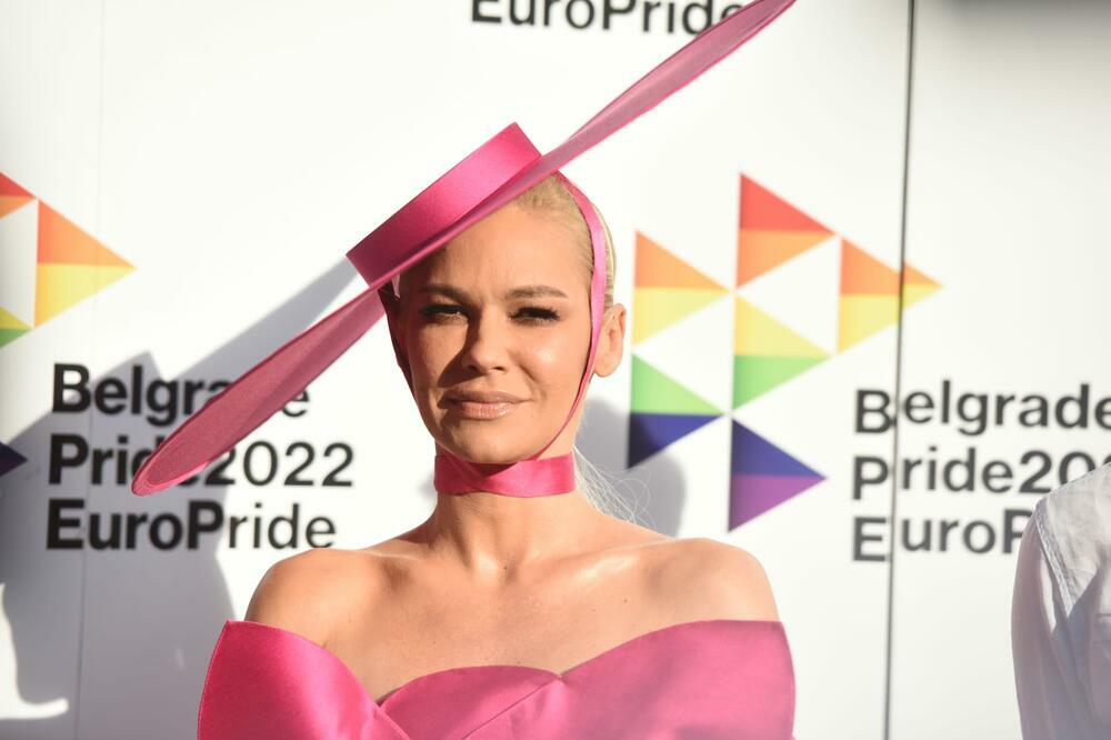 NATAŠI BEKVALAC JE MUKA OD FOTOŠOPA: Objavila je FOTKU na kojoj se vidi kako zapravo IZGLEDA, tu je i MOĆNA PORUKA!