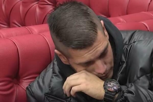 "CAR JE ŠTIPA I LJUBI DOK SPAVA": Dejan OGOLIO DUŠU pred kamerama, a evo šta kaže o borbi za BRAK, NIJE MU LAKO!