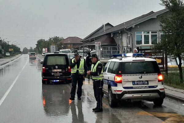 MOGLO JE DA BUDE MRTVIH! Pijan za volanom BMW-a uleteo u raskrsnicu i napravio karambol u Nišu