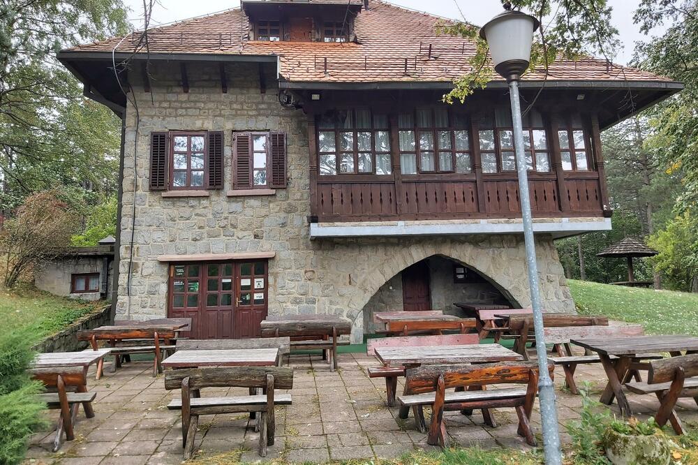 ŠUMSKA KUĆA SAGRAĐENA PRE POLA VEKA: Oronula i zapuštena, pravo kulturno ruglo! (FOTO)