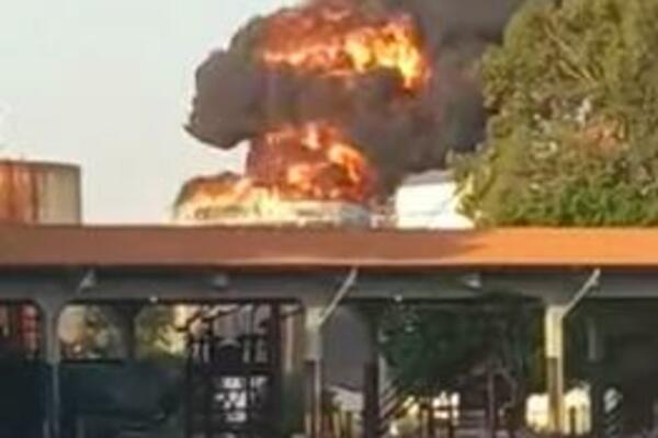 ZAPALIO SE REZERVOAR U NAFTNOM POSTROJENJU: Vojska evakuisala područje, vatrogasci se bore sa VATROM! (VIDEO)