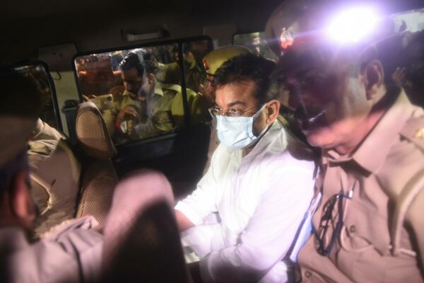 UHAPŠEN SIN MINISTRA POLICIJA: Kolima se zaleteo u demonstrante?