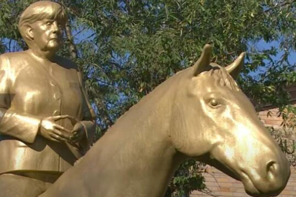 NAJZNAČAJNIJA ŽENA U ISTORIJI NEMAČKE DOBILA SVOJ ZLATNI SPOMENIK: Jedan detalj posebno "bode oči" (VIDEO)