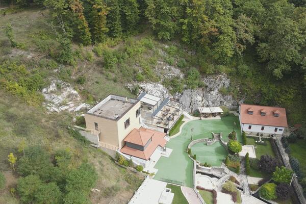 BANJA KOJA KRIJE PRAVO BOGATSTVO: Veruje se da čudesna voda leči neke boljke, izvire preko 30.000 godina (FOTO)