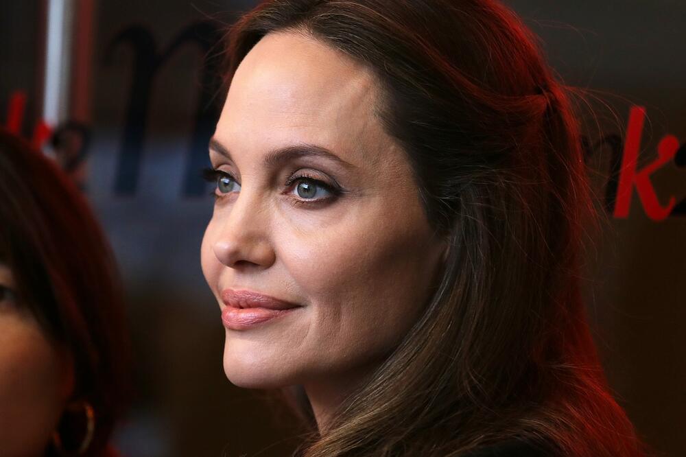 JEZIVO! ANĐELINA DŽOLI HITNO ODVEDENA U SKLONIŠTE, ČULE SU SE SIRENE ZA VAZDUŠNU OPASNOST! (VIDEO)