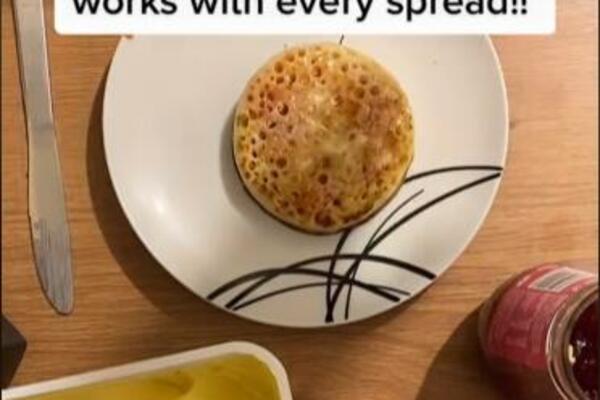 NAVODNO POSTOJE ISPRAVAN I POGREŠAN NAČIN MAZANJA MARMELADE NA HLEB: Ko je ovde lud? (VIDEO)